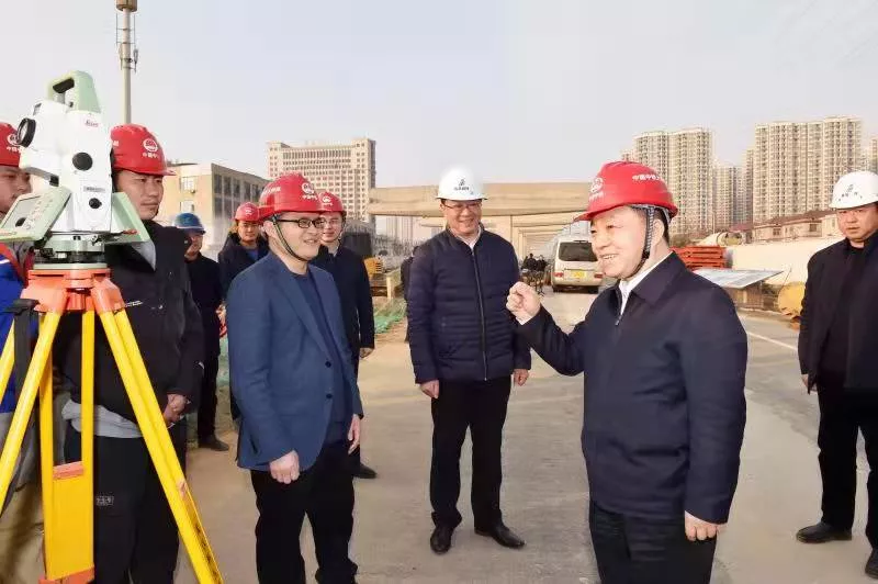 江西省委副書(shū)記、代省長(cháng)葉建春看望慰問(wèn)九洲高架東延項目一線(xiàn)職工
